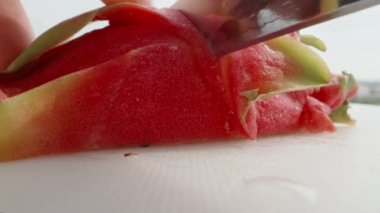 Pitahaya ya da beyaz etli ejderha meyvesi, ikiye böldüm. Dolly kaydırıcı aşırı yakın çekim.