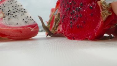 Pitahaya ya da kırmızı etli ejderha meyvesi, bıçakla bir parça keserim. Süper yakın çekim.
