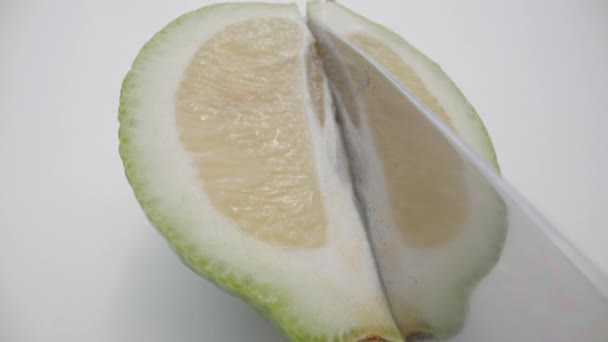 Połowa Zielonej Cytryny Nożem Białym Tle Dolly Suwak Ekstremalne Zbliżenie — Wideo stockowe
