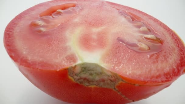 Eine Halbe Tomate Auf Weißem Hintergrund Dolly Schieberegler Extreme Nahaufnahme — Stockvideo