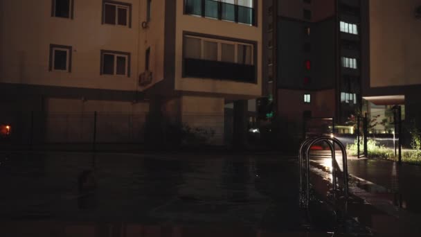Mężczyzna Pływa Basenie Nocy Przejeżdża Motocykl Zapala Wodę Wychodzi Wody — Wideo stockowe