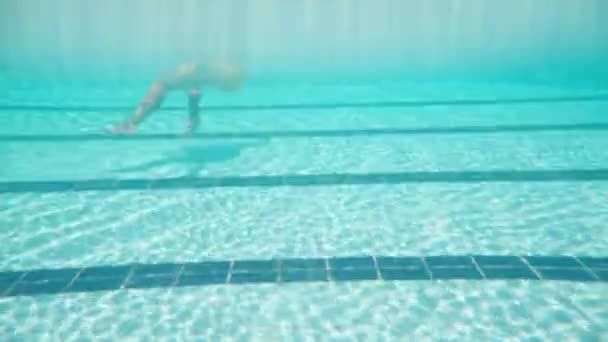 Basen Kamera Pod Wodą Gruba Młoda Kobieta Żółtym Stroju Kąpielowym — Wideo stockowe