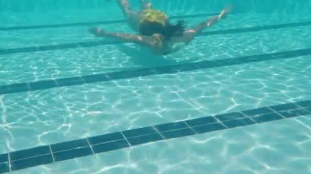 Kamera Pada Młoda Kobieta Żółtym Kostiumie Kąpielowym Masce Basen Kamera — Wideo stockowe