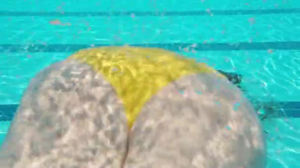 Gruba Młoda Kobieta Żółtym Stroju Kąpielowym Długich Włosach Odpycha Się — Wideo stockowe