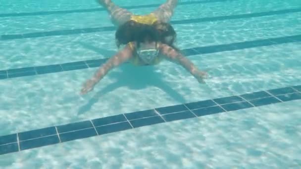Gruba Młoda Kobieta Żółtym Kostiumie Kąpielowym Masce Wyskakuje Spod Wody — Wideo stockowe