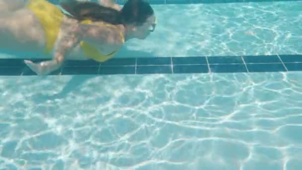 Gruba Młoda Kobieta Długie Włosy Przepływają Obok Kamery Pod Wodą — Wideo stockowe