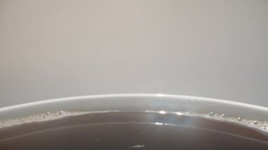 Kahveye marşmelov atıyorum, kahve sıçratıyorum, yavaş çekimde. Dolly kaydırıcı aşırı yakın çekim.