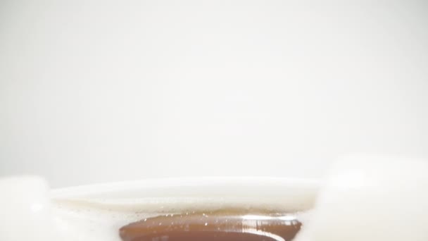 Marshmallows Flyter Kaffemugg Kameran Passerar Genom Den Vit Bakgrund Dolly — Stockvideo