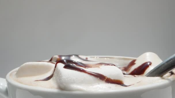 Marshmallows Chuviscou Com Chocolate Flutuando Uma Caneca Café Levo Com — Vídeo de Stock