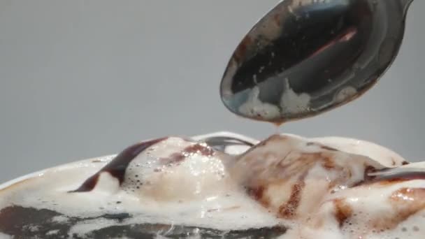 Marshmallows Chuviscou Com Chocolate Flutuando Uma Caneca Café Levo Com — Vídeo de Stock