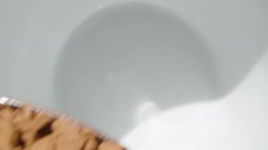 Beyaz bir fincana kaşıktan hazır kahve dolduruyorum. Dolly kaydırıcı aşırı yakın çekim.