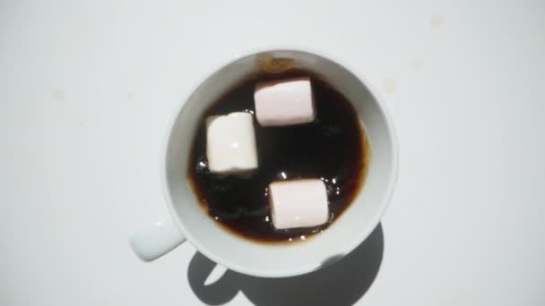 Ρίχνω Ζαχαρωτά Κούπα Καφέ Λευκό Φόντο Αργή Κίνηση Κοντινό Πλάνο — Αρχείο Βίντεο