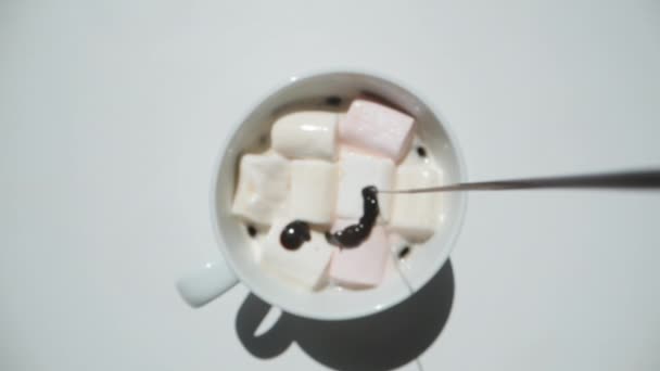 Naleju Čokoládu Hrnku Kávou Marshmallows Bílým Pozadím Zpomaleným Pohybem Dolly — Stock video