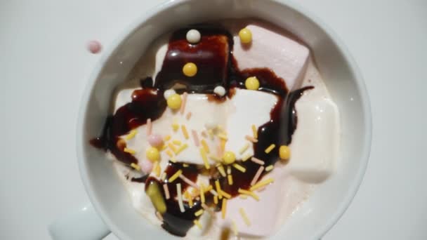 Süßwarenstreusel Fliegen Einen Becher Mit Kaffee Und Marshmallows Schokolade Zeitlupe — Stockvideo