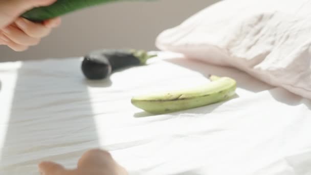 Ligt Een Aubergine Komkommer Banaan Het Bed Het Meisje Doet — Stockvideo