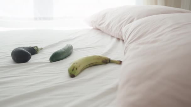 Łóżku Leży Bakłażan Ogórek Banan Dziewczyna Bierze Bakłażana Jest Słoneczny — Wideo stockowe