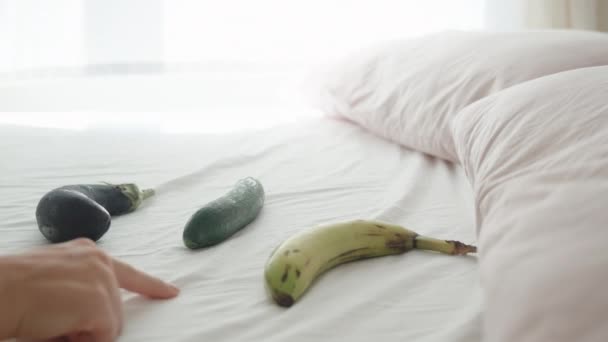 Ліжку Баклажани Огірки Банан Дівчина Може Вибрати Взяти Сьогодні Сонячний — стокове відео
