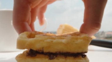 Çikolata sürülmüş Viyana waffleları, onları ayırıyorum ve kamera çikolatanın içinden geçiyor. Dolly kaydırıcı aşırı yakın çekim.