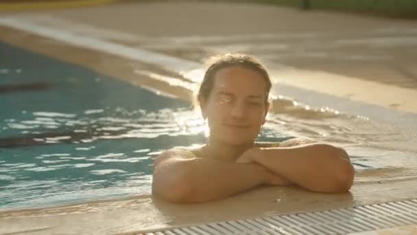 Jonge Vrouw Het Zwembad Houdt Zich Vast Aan Rand Glimlacht — Stockvideo