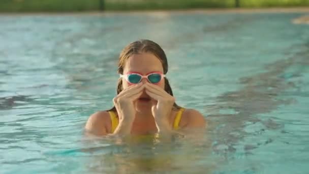 Młoda Kobieta Żółtym Stroju Kąpielowym Różowe Okulary Kąpielowe Wkłada Spinkę — Wideo stockowe