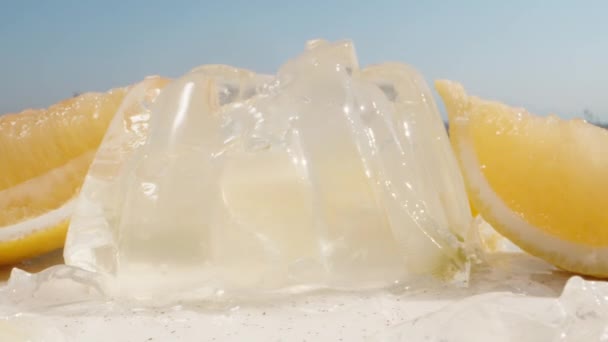 Limon Dilimli Bir Tabakta Limon Jölesi Parçalara Ayırıp Kaşıkla Yiyorum — Stok video