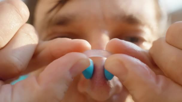 Mężczyzna Basenie Zakłada Niebieską Szpilkę Nosa Włosy Nosie Zbliżenie Widok — Wideo stockowe