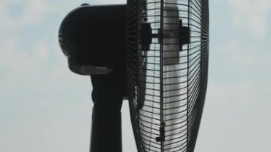 Siyah pervane gökyüzüne ve bulutlara karşı, altta, yakın plan.