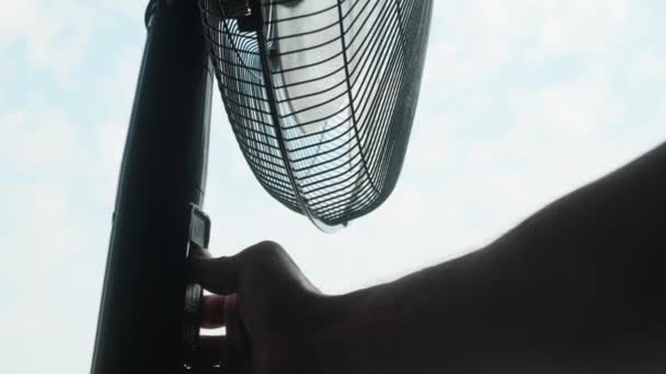 Tourne Sur Ventilateur Sol Noir Vue Face Contre Ciel Les — Video