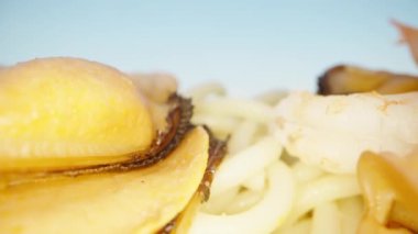 Karides ve midyeli makarna. Kamera kabuktan kayıyor, süper makro..