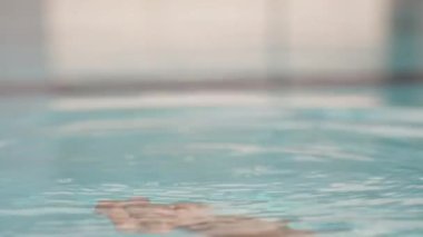 El sudan yükselir ve el hareketlerini gösterir, orta parmağı gösterir.