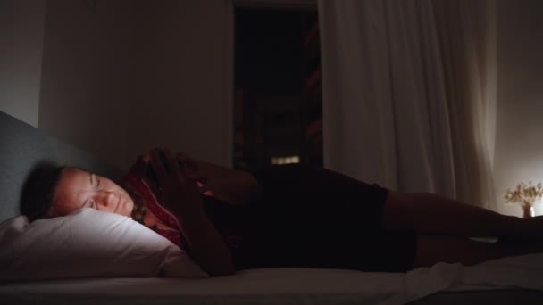 Nocy Młoda Kobieta Leży Poduszce Trzyma Telefon Wiatr Wieje Zasłony — Wideo stockowe