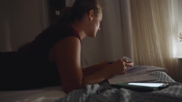 Natten Ligger Den Unge Kvinde Sengen Arbejder Kopierer Notesbog – Stock-video