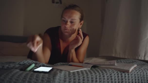 Nachts Liegt Die Junge Frau Auf Dem Bett Und Studiert — Stockvideo