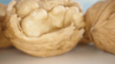 Ceviz kabukta. Mavi gökyüzü. Dolly kaydırıcı aşırı yakın çekim.