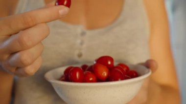 Genç kadın ahşabı deniyor ve lezzetli olduğunu söylüyor. yakın plan.