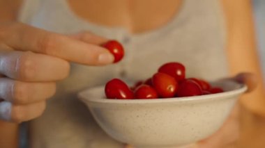Genç kadın asidin etkisinden kurtulmaya çalışıyor. Yakın plan. hareket halinde.