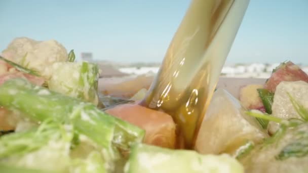 蔬菜沙拉用Kvass浇水 多莉滑翔机 Okroshka 慢动作 — 图库视频影像