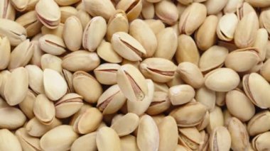 Bir tuzlu şam fıstığı dönüyor, diğerini de ben koyuyorum. Yakın plan..