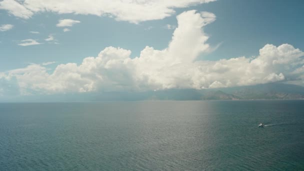 Vista Mar Das Montanhas Penhasco Alto Barco Água Nuvens — Vídeo de Stock