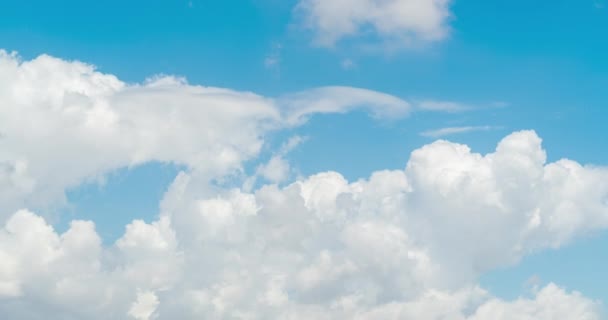 Білі Хмари Плавають Всіх Напрямках Блакитному Небу Часові Кола — стокове відео