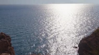 Uçurumun kenarında dikiliyorum. Denizin yüksekliğinden bak