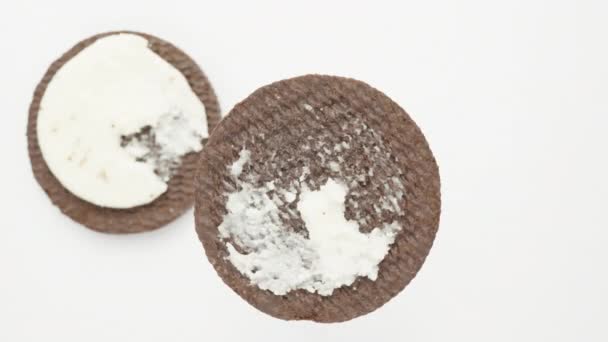 Deux Moitiés Biscuits Chocolat Crème Lait Une Tourne Gros Plan — Video