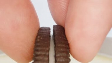 Çikolatalı kurabiyeleri sütlü kremaya batırıyorum. Dolly kaydıracı yakın plan..