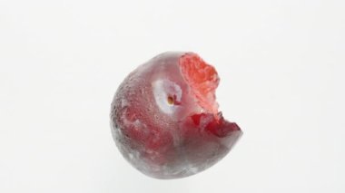 Tek bir ısırık eriği beyaz bir zeminde döner. Yukarıdan yakın görüntü.