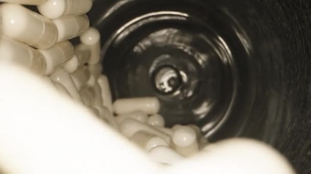 Los Comprimidos Forma Cápsulas Blancas Giran Frasco Negro Cámara Adentro — Vídeos de Stock