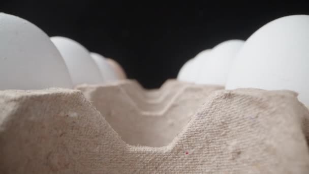 Aku Meletakkan Telur Dalam Kemasan Kardus Dolly Slider Ekstrim Close — Stok Video