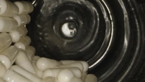 Siyah Bir Kavanozda Dönen Beyaz Kapsüllerdeki Tabletler Kavanozdan Düşerler Siyah — Stok video