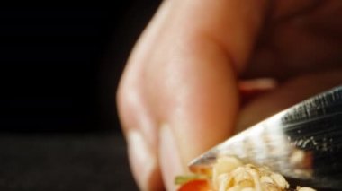 Kırmızı biberdeki kemikleri bıçakla temizliyorum. Dolly kaydırıcı aşırı yakın çekim.