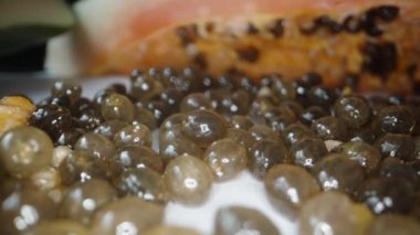 Papaya tohumları, arka planda papaya. Dolly kaydırıcı aşırı yakın çekim.