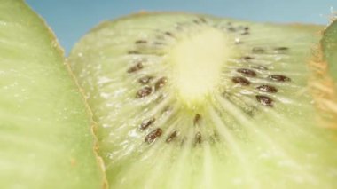 Kivi mavi bir gökyüzünün altında dilimler. Dolly kaydırıcı aşırı yakın çekim.